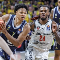 Alba-Youngster Jack Kayil (l) zieht an Bambergs Cobe Williams vorbei. (Foto: Andreas Gora/dpa)
