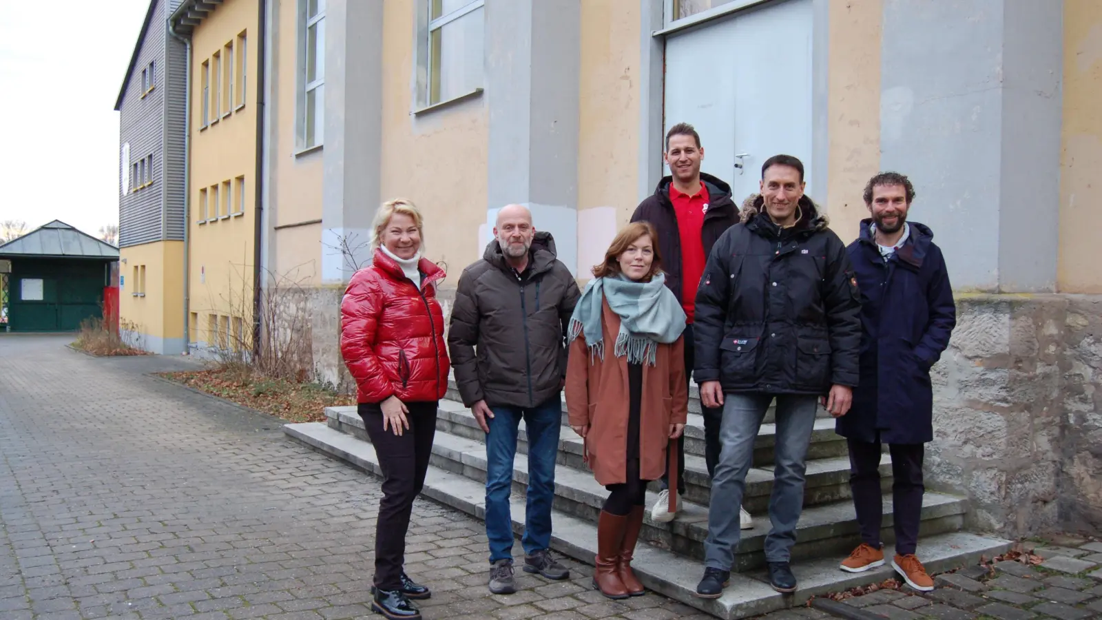 Freuten sich über das beachtliche Ergebnis des Spendenlaufs am Neujahrstag in Dinkelsbühl (von links): Tanja Wüstenhagen von Syrykyd; Klaus Löffler von der Ukraine-Hilfe, Melanie Pfau als Vertreterin der Sinbronner Kinderfeuerwehr, der stellvertretende Vorsitzende des Sportvereins Segringen, Stefan Strauß, Wilfried Lehr von Das Naturholzhaus sowie der Leiter der TSV-Leichtathletikabteilung, Florian Zech. (Foto: Markus Weinzierl)