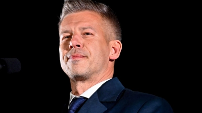 Ungarns künftiger Regierungschef Magyar will nach dem Amtsantritt die Propaganda-Maschinerie der Staatsmedien abstellen. (Archivbild) (Foto: Denes Erdos/AP/dpa)