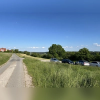 Gute Nachrichten für die Anwohnerinnen und Anwohner des Mühlbucks, die ihre Autos an der Einmündung zur Poststeige abstellen: Die Parkflächen sind durch das Bauprojekt Blockheizkraftwerk nicht betroffen, sondern sollen in gewohntem Umfang erhalten bleiben. (Foto: Yvonne Neckermann)