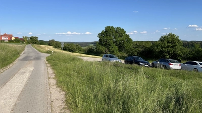 Gute Nachrichten für die Anwohnerinnen und Anwohner des Mühlbucks, die ihre Autos an der Einmündung zur Poststeige abstellen: Die Parkflächen sind durch das Bauprojekt Blockheizkraftwerk nicht betroffen, sondern sollen in gewohntem Umfang erhalten bleiben. (Foto: Yvonne Neckermann)