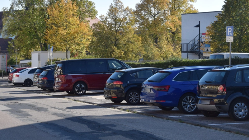 Die seit Juni in der Crailsheimstraße gültige Regelung hat sich laut der Ansbacher Stadtverwaltung nicht bewährt. Deshalb werden die öffentlichen Stellplätze einer neuen Parkzone zugeordnet. (Foto: Florian Schwab)