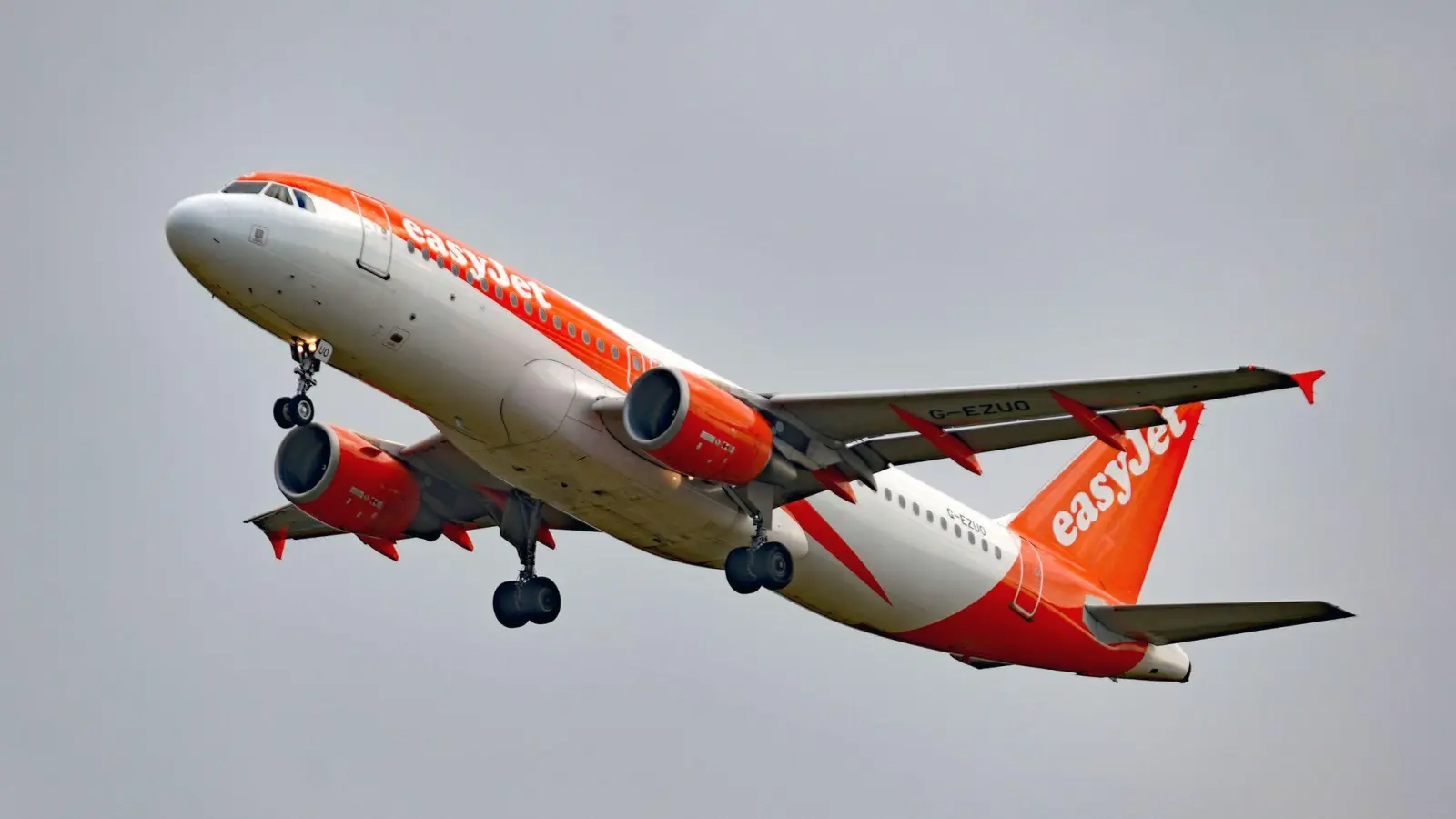 Ein Airbus A320-214 (G-EZUO) der britischen Fluggesellschaft EasyJet über London. (Foto: Nicholas.T.Ansell/PA Wire/dpa)