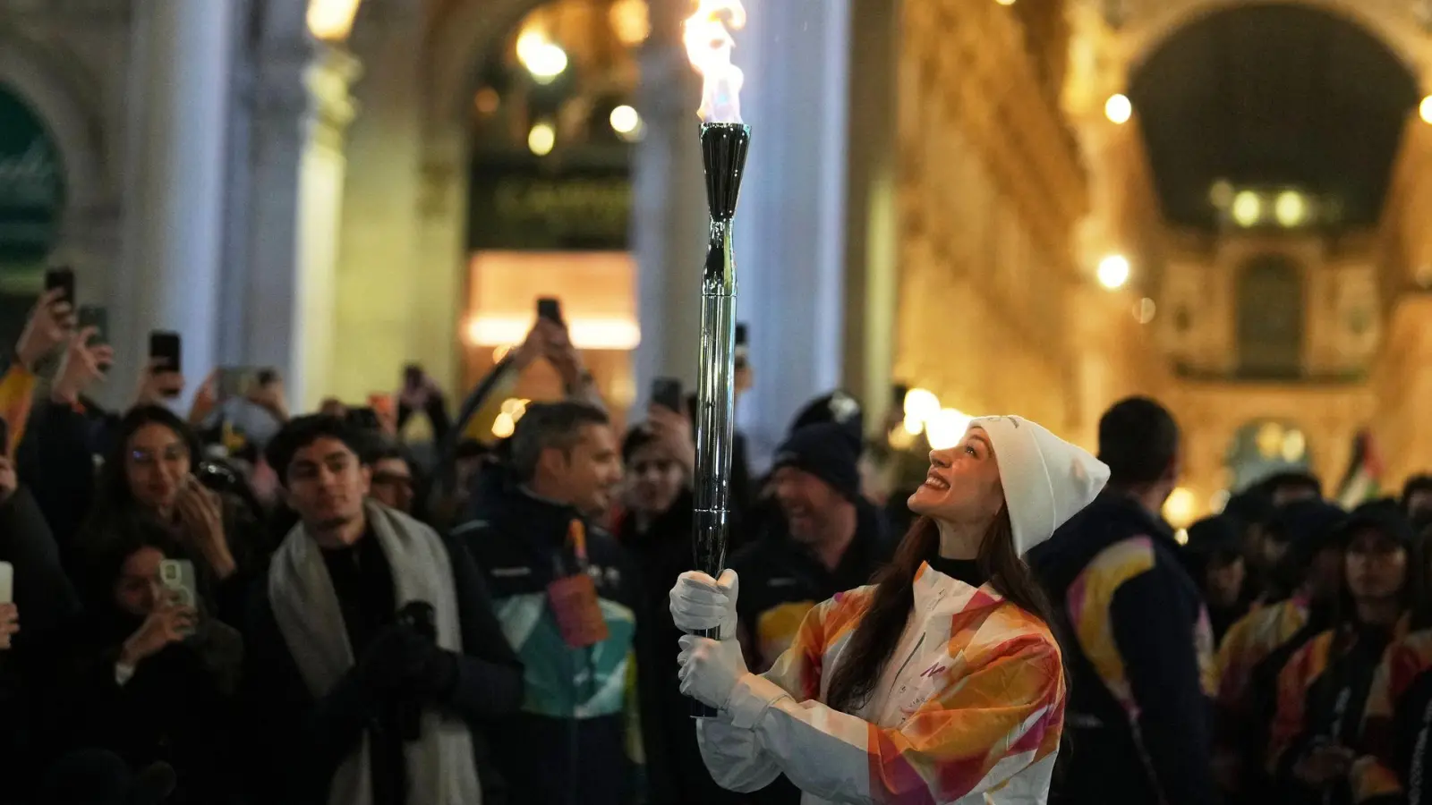 Das olympische Feuer ist bereits in Mailand, Balletttänzerin Nicoletta Manni trägt die Fackel. (Foto: Francisco Seco/AP/dpa)
