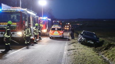 Bei einem Unfall in der Nähe von Bettenfeld wurden am Sonntag zwei Menschen verletzt. (Foto: NEWS5 / Markus Zahn)