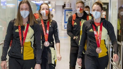 Denise Herrmann, Franziska Preuß, Roman Rees und Vanessa Hinz (l-r) kommen nach den Winterspielen am Frankfurter Flughafen an. (Foto: Helmut Fricke/dpa)