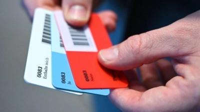 Drei Optionen hatten die Bundestagsabgeordneten bei ihrer Entscheidung über das Rentengesetz: Ja - Nein - Enthaltung. (Foto: Elisa Schu/dpa)