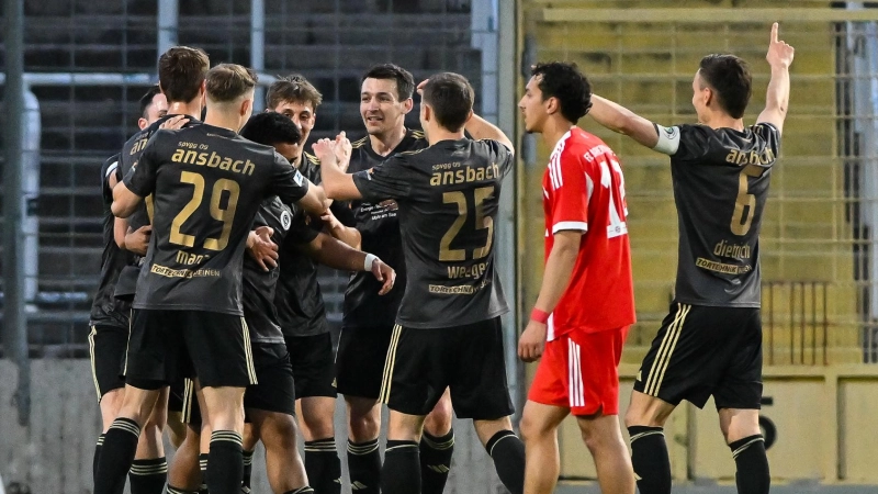 Ansbach jubelt nach dem 1:1 durch Ken Mata, die Bayern sind bedröppelt. (Foto: Adrian Goldberg)