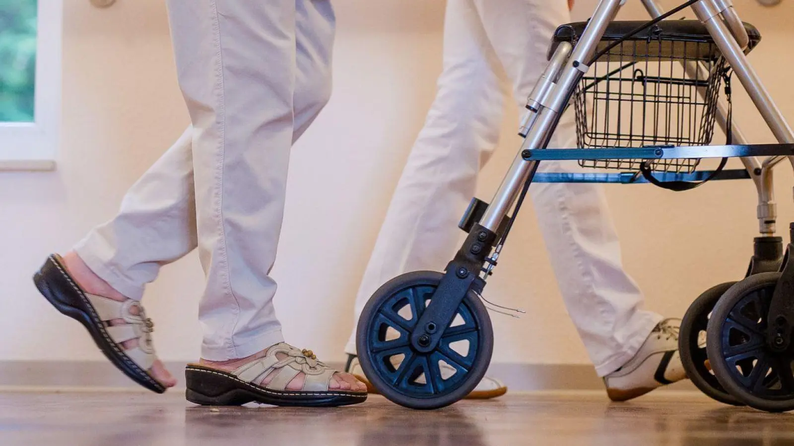 Das Statistische Bundesamt erwartet, dass der Bedarf an Pflegekräften bis 2049 auf insgesamt 2,15 Millionen ansteigt. (Foto: Christoph Schmidt/dpa)