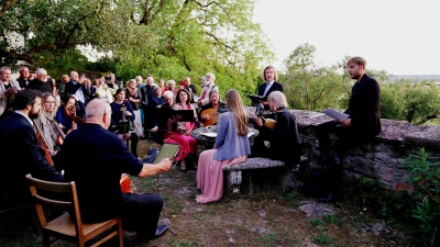 Beim großen Zugaben-Finale im Garten von Schloss Seehaus: Mitwirkende und Publikum des Wandelkonzerts zum 400. Todestag von John Dowland. (Foto: Elke Walter)