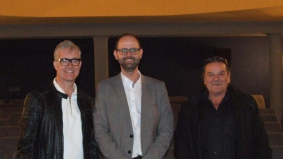 Bei der Spendenübergabe im Feuchtwanger KulturKino (von links): Bürgermeister Patrick Ruh, Tobias Mildner von der Sparkassenstiftung und Beyond-Mitbegründer Ludger Pfanz. (Foto: Jasmin Kiendl)