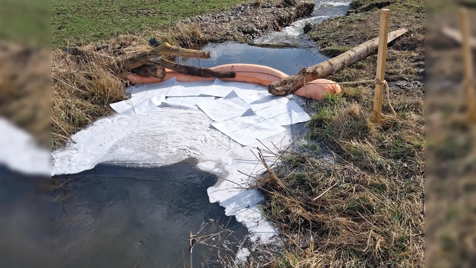 In einem Gemeindeteil von Flachslanden ist Heizöl am Montag in einen Kanal und von dort in den Bach gelaufen.  (Foto: Fritz Arnold)