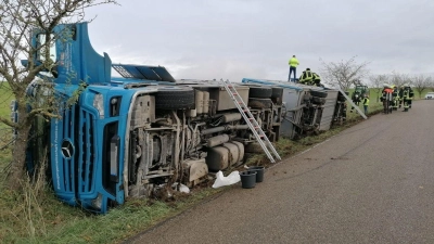 Auf der schmalen Straße geriet dieser Tiertransporter von der Straße ab und kippte um. (Foto: Friedrich Zinnecker)