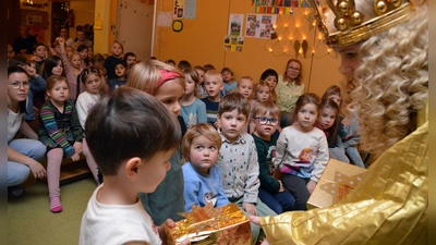 Die Bescherung vom echten Nürnberger Christkind durften die Mädchen und Jungen der Uehlfelder Veit-vom-Berg-Kindertagesstätte am Donnerstag erleben.  (Foto: Johannes Zimmermann)