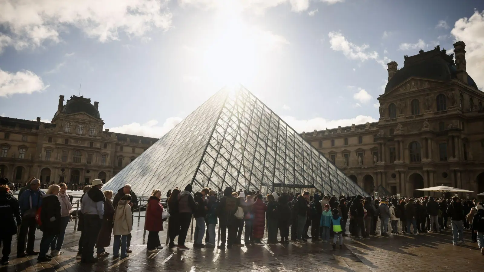 Wegen Verdachts auf Betrügerei mit gefälschten Tickets hat der Louvre die Polizei eingeschaltet. Es wird die Existenz eines umfassenden Netzwerks vermutet (Archivbild).  (Foto: Thomas Padilla/AP/dpa)