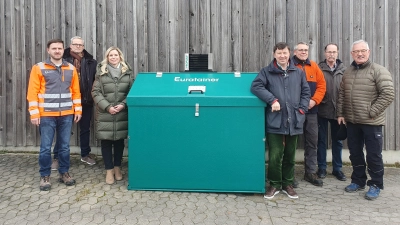 Sie sind dankbar für die neue Annahmestelle für Wildschweinüberreste (von links): Bauhofleiter Johannes Popp, Dr. Uwe Knickel, Franziska Zeilinger-Latka, Bürgermeister Jürgen Heckel, Sven Finnberg, Wolfgang Engelhardt sowie Manfred Merz. (Foto: Anna Franck)