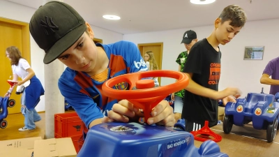 Leo Kleim (links) und Justin Dresel sind für die Vormontage in Team Blau zuständig. (Foto: Katrin Merklein)