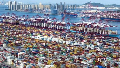 Im Hafen der chinesischen Stadt Qingdao herrscht viel Betrieb. Chinas Exporte legen zu.  (Foto: Li Ziheng/XinHua/dpa)