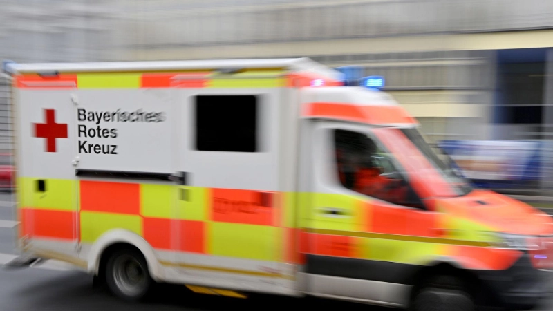 Bei einem Unfall mit einem mit Schülern besetzten Kleinbus bei Dinkelsbühl wurden drei Menschen leicht verletzt. (Symbolbild: Peter Kneffel/dpa)