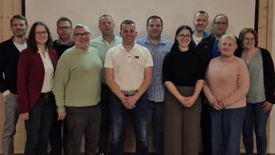 Der gewählte Vorstand des Freibad-Fördervereins (von links): Roland Bergdolt (Beauftragter für Öffentlichkeitsarbeit), Claudia Lechler (Kassenwartin), Heiko Wetsch (Kassenprüfer), Thomas Präg (Beisitzer), Volker Lechler (Beauftragter für Veranstaltungen), Thomas Ilg (Vorsitzender), Thomas Karl (stellvertretender Vorsitzender), Franziska Mattmann (Schriftführerin), Jürgen Gehring (Vertreter der Badeaufsichten), Jürgen Ziegelmeier (Beauftragter für Arbeitseinsätze), Gabi Frank-Präg (Beisitzerin), Alexandra Ziegelmeier (Kassenprüferin). (Foto: Förderverein/Manuela Bergdolt)