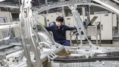 Autoproduktion im nordostchinesischen Shenyang. Laut dem Statitischen Bundesamt ist der chinesische Anteil an den Importen reiner Elektroautos zuletzt deutlich gestiegen. (Foto: Pan Yulong/XinHua/dpa)