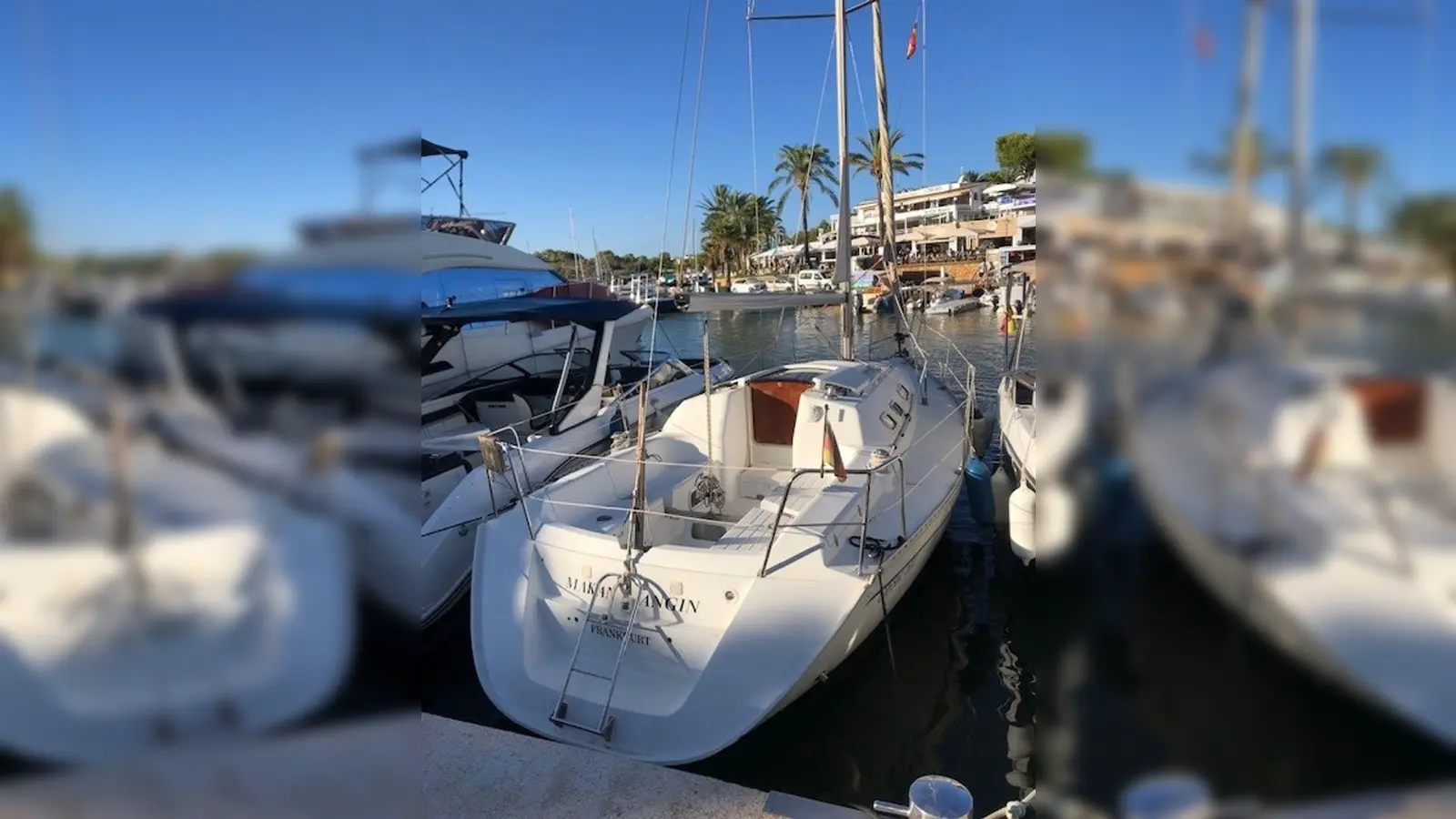 Mit diesem Segelboot sind die beiden Segler aus Deutschland am Sonntag von Cala Galdana auf Menorca aufgebrochen. (Foto: ---/Salvamento Maritimo/dpa)