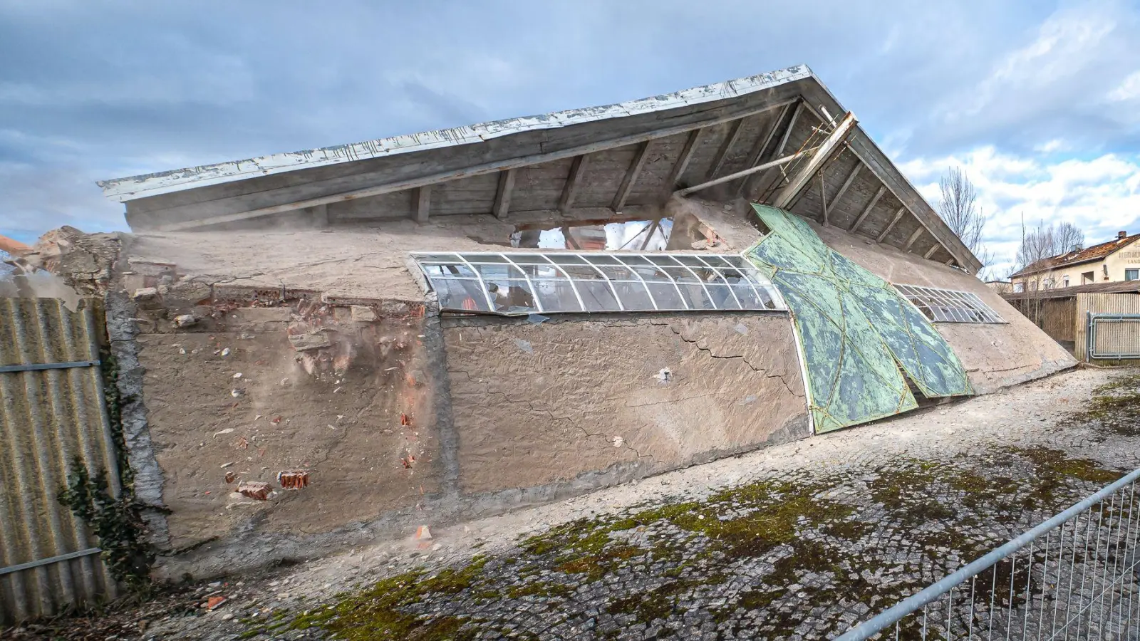 Auf dem Areal des ehemaligen Landmaschinenhandels Ziegler an der Neustädter Markgrafenstraße hat der Abbruch der Gebäude begonnen. Bis Jahresende soll dort ein Rewe-Einkaufsmarkt entstehen.  (Foto: Mirko Fryska)