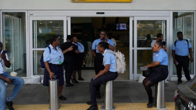 Dutzende Flüge wurden annulliert: Die Rückreise verzögert sich für viele Touristen. (Foto: Matias Delacroix/AP/dpa)