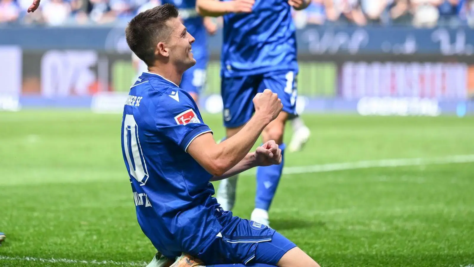 Marvin Wanitzek erzielte per direktem Freistoß die 1:0-Führung für den KSC. (Foto: Silas Stein/dpa)