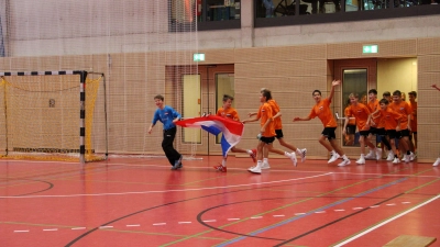 Die Rothenburger D-Jugend bei der offiziellen Eröffnung mit der niederländischen Flagge. Sie treten im Turnier als Niederlande an. (Foto: Clarissa Kleinschrot)