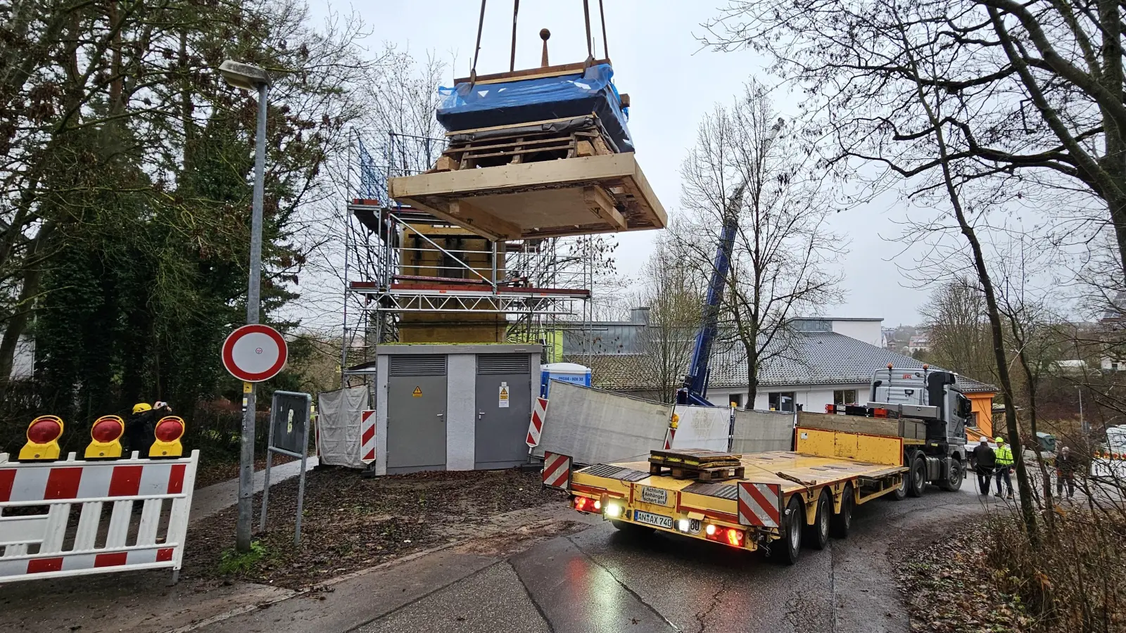 Dreieinhalb Tonnen am Haken: Für das Turmdach war der Autokran eigentlich überdimensioniert. Aber nach der „Aufwärmübung” wird er bei den nächsten beiden Etappen deutlich stärker gefordert.  (Foto: Wolfgang Grebenhof)
