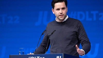 Johannes Winkel, designierter neuer Bundesvorsitzender der Jungen Union (JU), stellt sich auf dem Deutschlandtag der JU in Fulda den Delegierten vor. (Foto: Boris Roessler/dpa)