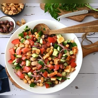 Dieser Salat bringt das Gefühl einer griechischen Taverne auf den Tisch - mit sonnengereiften Tomaten, Oliven, geröstetem Halloumi- und Pita-Würfeln.  (Foto: Julia Uehren/loeffelgenuss.de/dpa-tmn)
