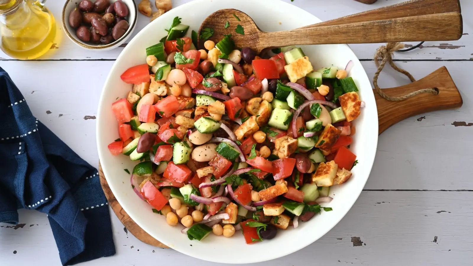 Dieser Salat bringt das Gefühl einer griechischen Taverne auf den Tisch - mit sonnengereiften Tomaten, Oliven, geröstetem Halloumi- und Pita-Würfeln.  (Foto: Julia Uehren/loeffelgenuss.de/dpa-tmn)