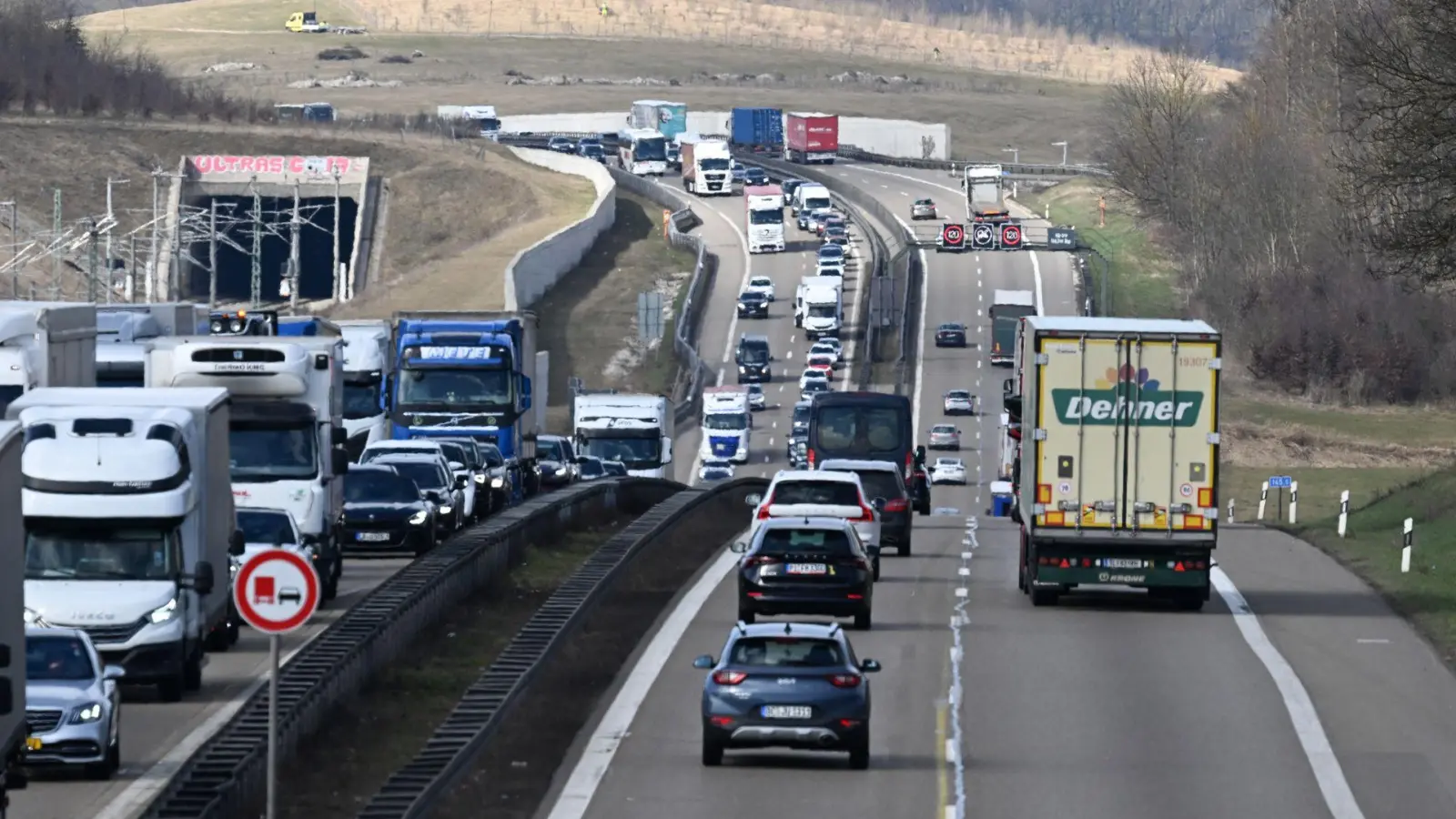 Am Albabstieg der A8 dürfen drei Tage lang keine Fahrzeuge fahren. (Foto: Bernd Weißbrod/dpa)