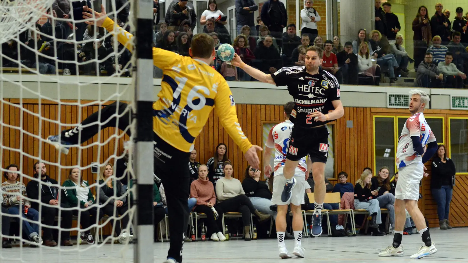 Bereits im Vorjahr bestritt Erlangen (am Ball Lutz Heiny) in Ansbach ein Testspiel gegen den TV Großwallstadt (im Tor Jan Steffen Minerva). (Foto: Alexander Keck)