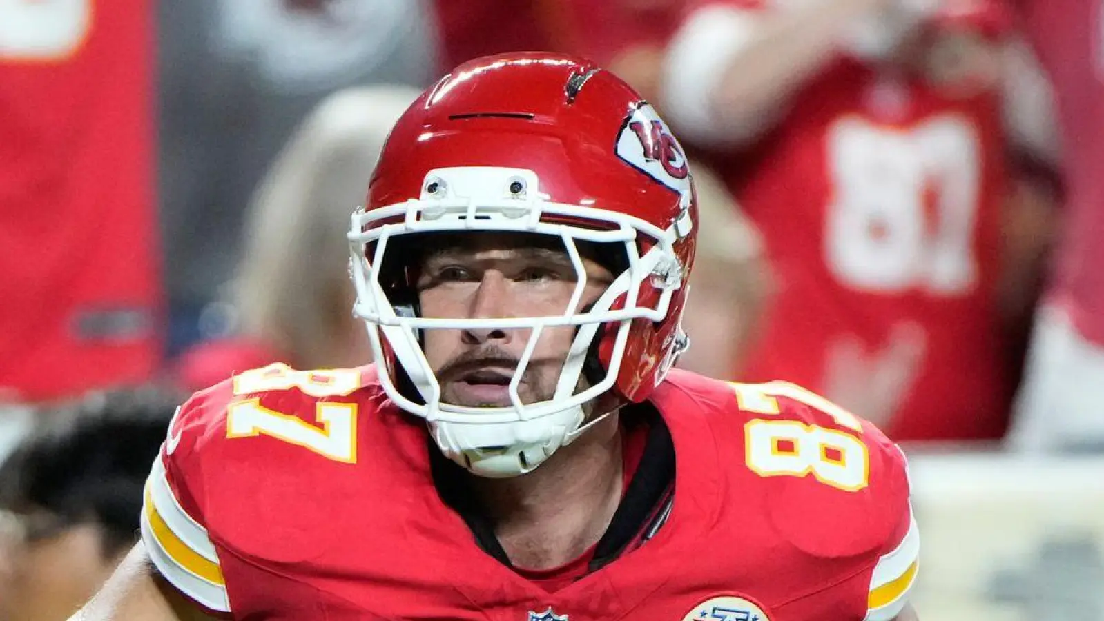 Travis Kelce jubelte über einen Touchdown und einen guten Auftritt. (Foto: Charlie Riedel/AP/dpa)