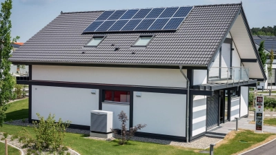 Solaranlagen zum Heizen eines Gebäudes werden fast immer mit anderen Heizungen kombiniert. (Foto: Daniel Maurer/dpa-tmn/Archivbild)