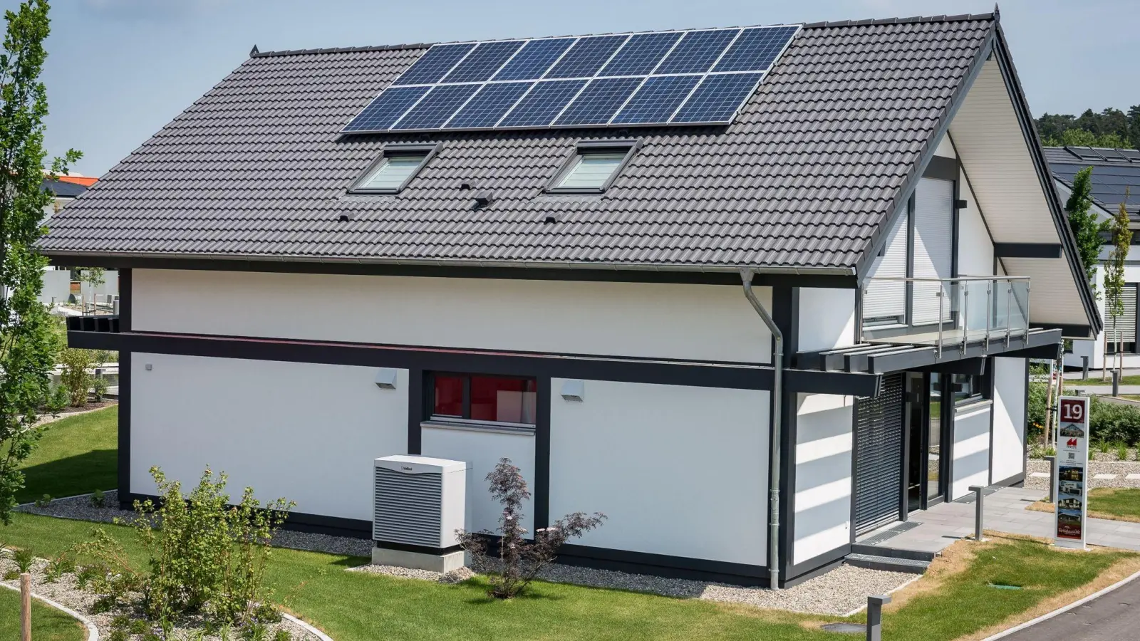 Solaranlagen zum Heizen eines Gebäudes werden fast immer mit anderen Heizungen kombiniert. (Foto: Daniel Maurer/dpa-tmn/Archivbild)