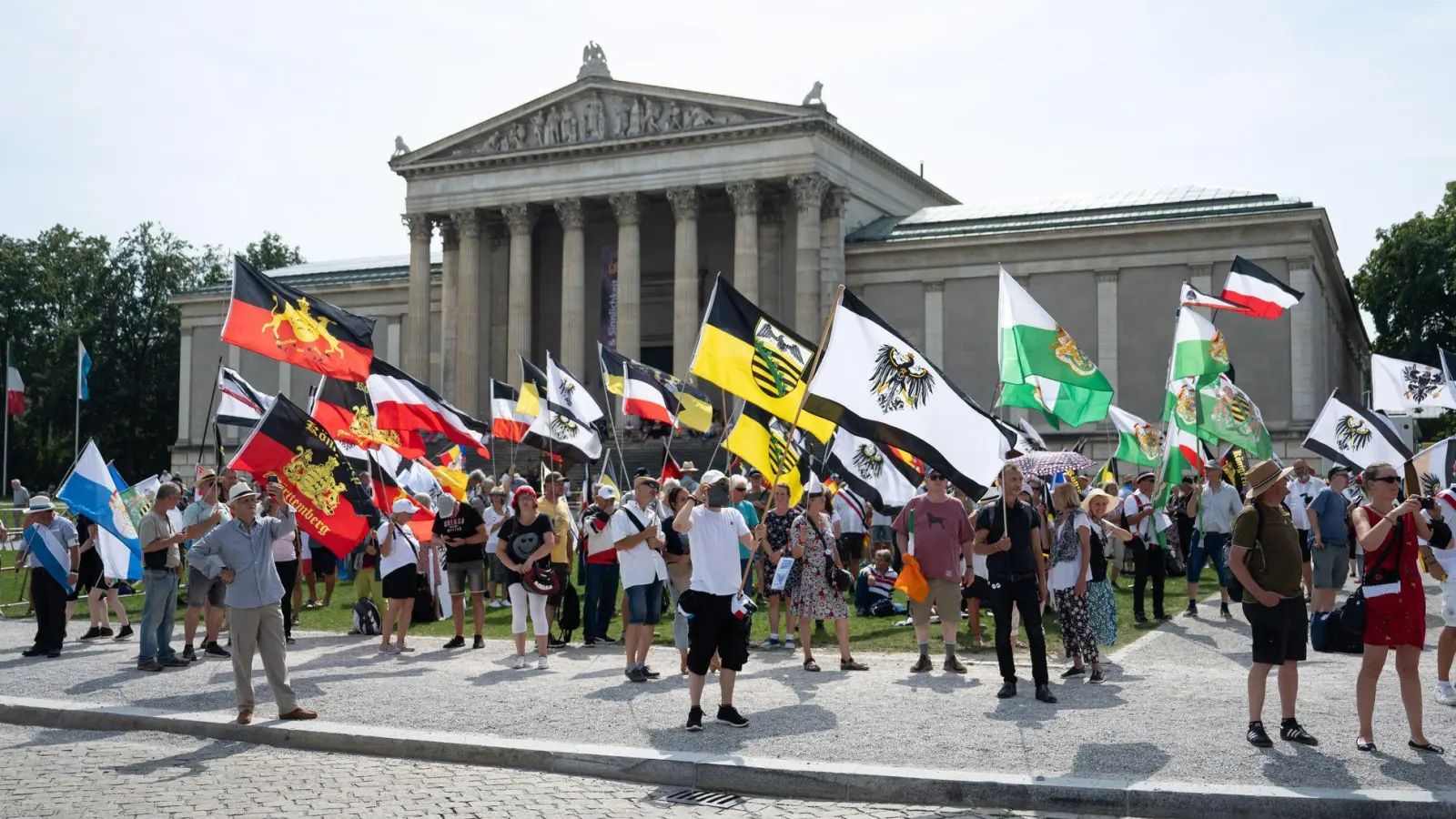 Hunderte Reichsbürger demonstrieren in München für ihre Ziele.  (Foto: -/dpa)