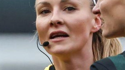 Spitzenschiedsrichterin Fabienne Michel (Mitte): keine technischen Hilfsmittel in der Bundesliga.  (Foto: Daniel Löb/dpa)