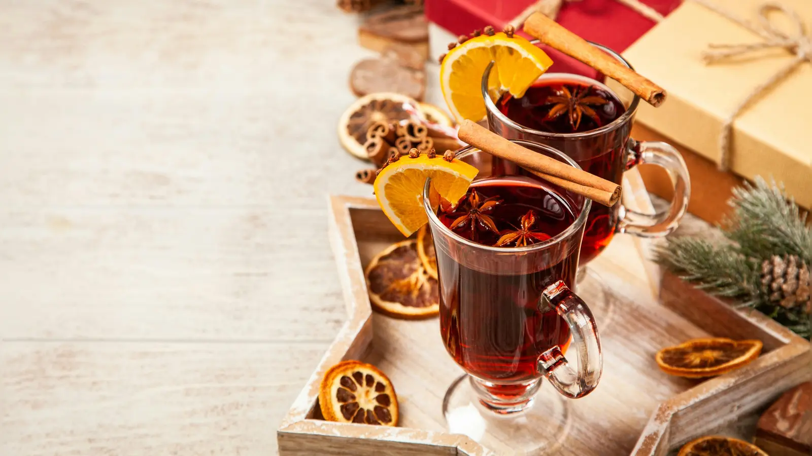 Selbstgemachter Glühwein schmeckt oft viel besser als fertig gekaufter aus dem Supermarkt. (Foto: Pexels)