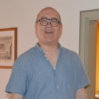 Stefan Carmanns am Eingang zu seinem Amtszimmer. Seine neue Aufgabe als Bürgermeister sieht der 49-Jährige langfristig, wie er sagt. (Foto: Peter Tippl)