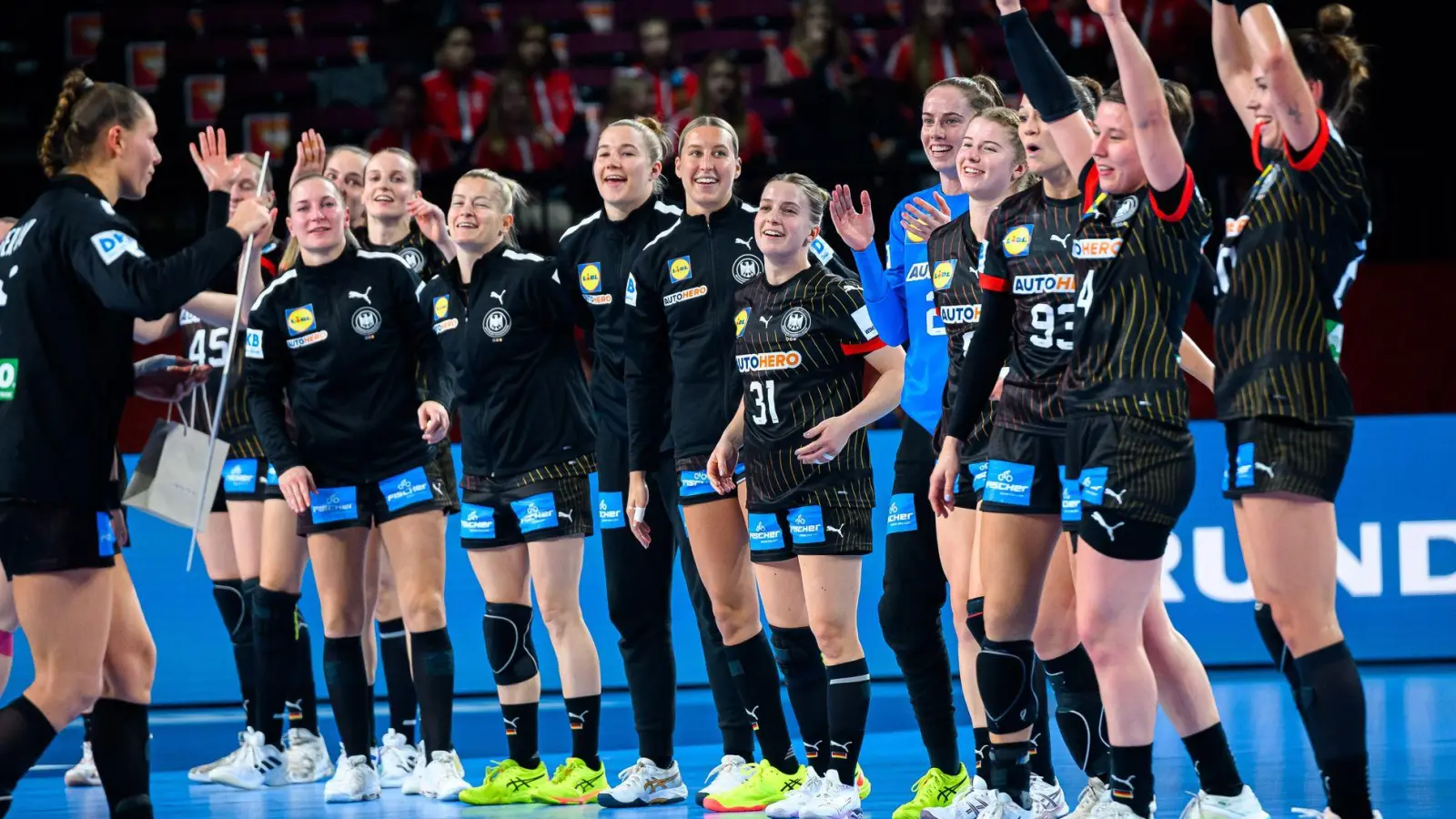 Die deutschen Handballerinnen wollen bei der EM auch gegen Titelanwärter Dänemark jubeln.  (Foto: Marco Wolf/dpa)