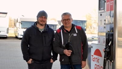 Wolfgang (rechts) und Jan Bauer planen allerlei Neues für den Standort im Burghaslacher Ortsteil Niederndorf. (Foto: Johannes Zimmermann)