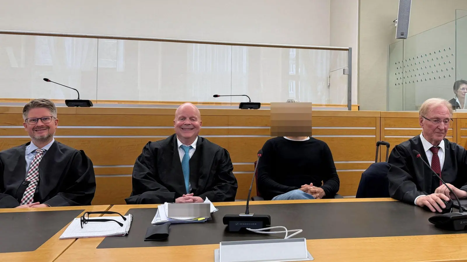 Der Arzt der Medizinischen Hochschule Hannover (2. v. r.) ist freigesprochen worden. (Archivbild) (Foto: Thomas Strünkelnberg/dpa)