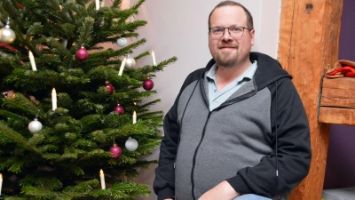 Philipp Dreßlein in Zivil am heimischen Weihnachtsbaum. Er freut sich auf eine gemütliche Zeit mit der Familie. (Foto: Johannes Zimmermann)