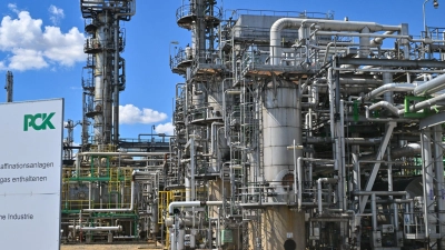 Die Ölraffinerie PCK bezieht kein russisches Öl mehr, erhält aber über die durch Russland verlaufende Druschba-Pipeline Öl aus Kasachstan. (Archivbild) (Foto: Patrick Pleul/dpa)