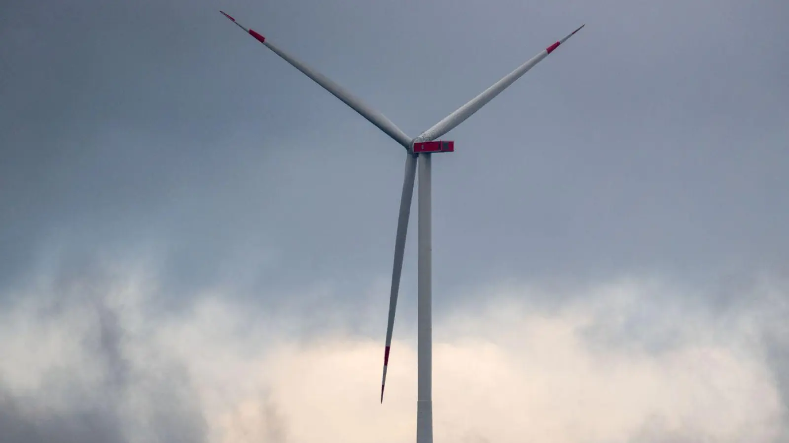 Am Wochenende bläst es weiter kräftig. (Symbolbild) (Foto: Pia Bayer/dpa)