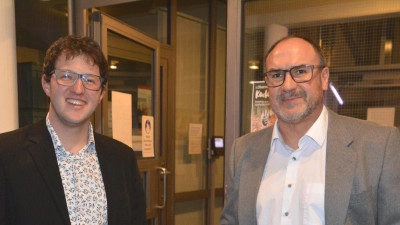 Verfolgten den Ausgang der Bürgermeisterwahl im Rathaus: Jörg Edelmann, Kandidat des Bürgerbündnisses (links), und CSU-Kandidat Jochen Reuter sind in der nächsten Runde. Die Stichwahl findet am 22. März statt. (Foto: Peter Tippl)